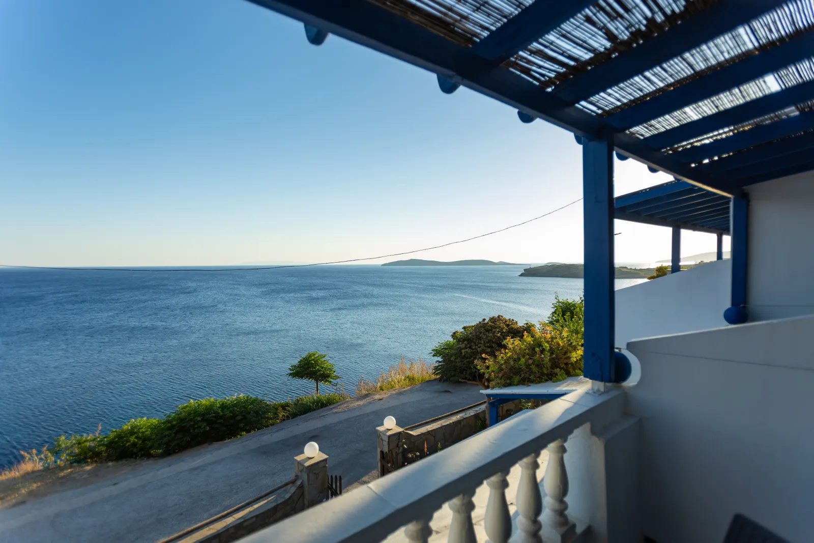 Terrace with a view over the Aegean in Batsi